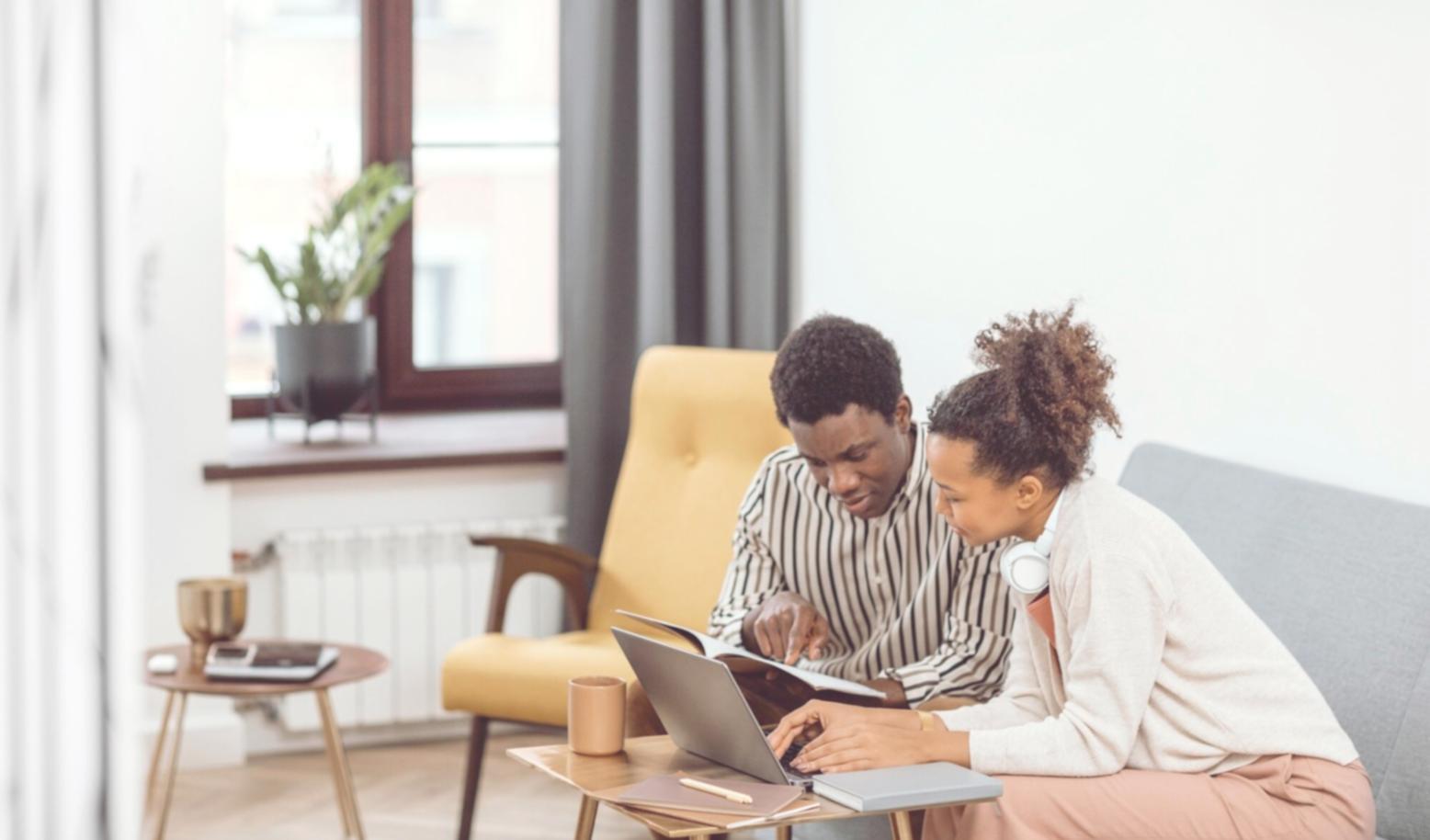 Familie bei der gemeinsamen Finanzplanung am Küchentisch